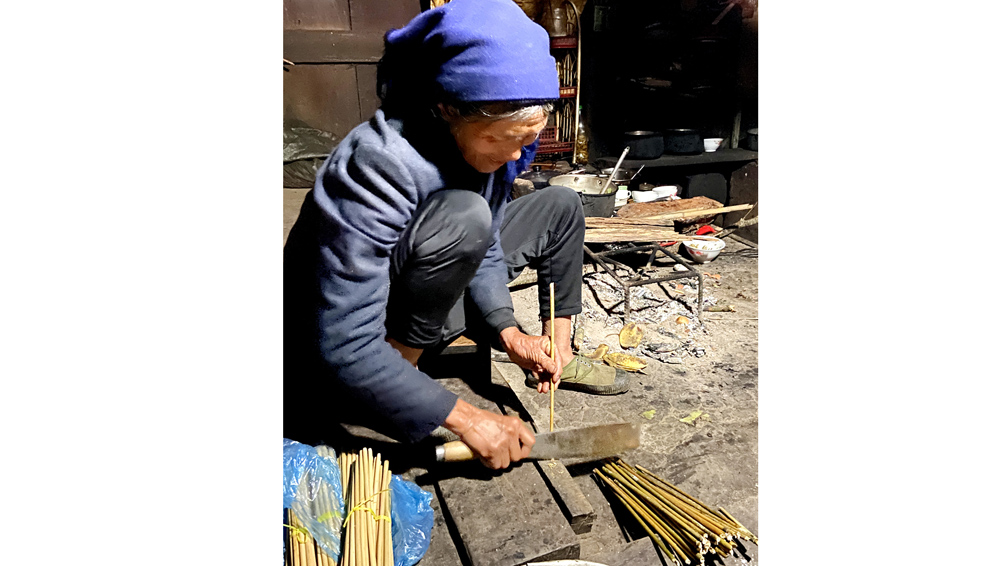 Bà Ly Gờ Che vót đũa sau khi lựa chọn những cây trúc từ rừng về.