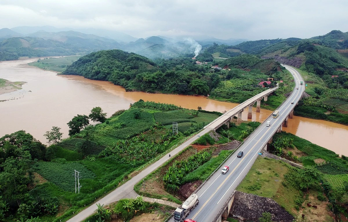 Từ những con đường đất đến đại lộ, cao tốc ảnh 1