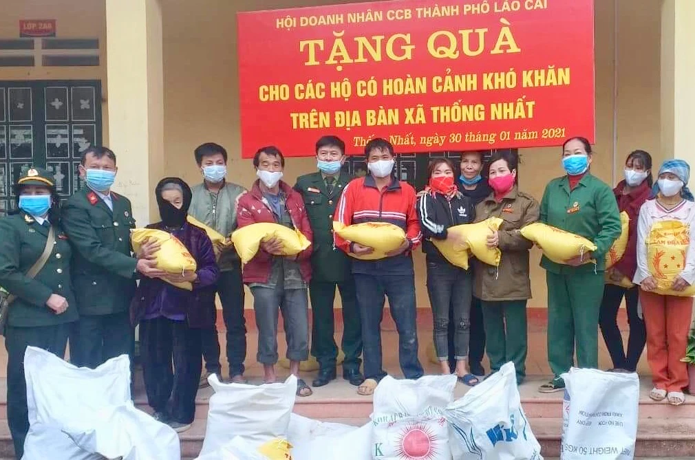 Nhiều món quà ý nghĩa được trao tận tay người dân nghèo xã Thống Nhất.