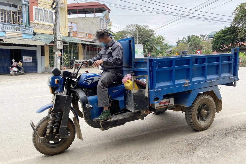 Xe ba bánh tự chế chạy trên đường thị trấn Phố Lu.