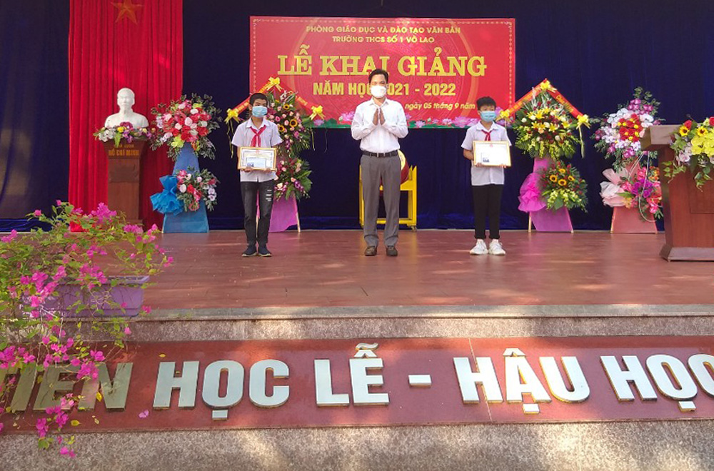 Chủ nhiệm Ủy ban Kiểm tra Tỉnh ủy Nguyễn Văn Phúc trao Bằng khen của Chủ tịch UBND tỉnh cho học sinh có thành tích xuất sắc trong học tập năm học 2020 - 2021. Tặng giấy khen cho những học sinh có thành tích xuất sắc. Kiểm tra thân nhiệt các học sinh trước khi vào trường dự lễ khai giảng năm học mới. Chủ nhiệm Ủy ban Kiểm tra Tỉnh ủy Nguyễn Văn Phúc trao Bằng khen của Chủ tịch UBND tỉnh cho học sinh có thành tích xuất sắc trong học tập năm học 2020 - 2021. Tặng giấy khen cho những học sinh có thành tích xuất sắc. Kiểm tra thân nhiệt các học sinh trước khi vào trường dự lễ khai giảng năm học mới.