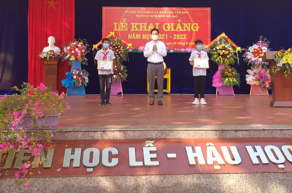 Chủ nhiệm Ủy ban Kiểm tra Tỉnh ủy Nguyễn Văn Phúc trao Bằng khen của Chủ tịch UBND tỉnh cho học sinh có thành tích xuất sắc trong học tập năm học 2020 - 2021. Tặng giấy khen cho những học sinh có thành tích xuất sắc. Kiểm tra thân nhiệt các học sinh trước khi vào trường dự lễ khai giảng năm học mới. Chủ nhiệm Ủy ban Kiểm tra Tỉnh ủy Nguyễn Văn Phúc trao Bằng khen của Chủ tịch UBND tỉnh cho học sinh có thành tích xuất sắc trong học tập năm học 2020 - 2021. Tặng giấy khen cho những học sinh có thành tích xuất sắc. Kiểm tra thân nhiệt các học sinh trước khi vào trường dự lễ khai giảng năm học mới.