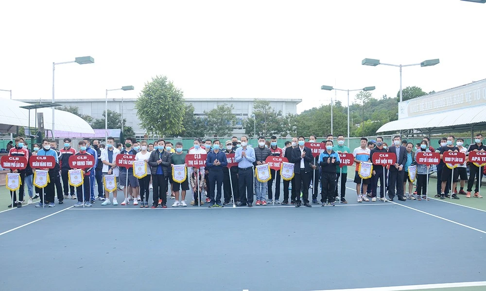 Ban tổ chức tặng Cờ lưu niệm cho các câu lạc bộ tham gia giải.