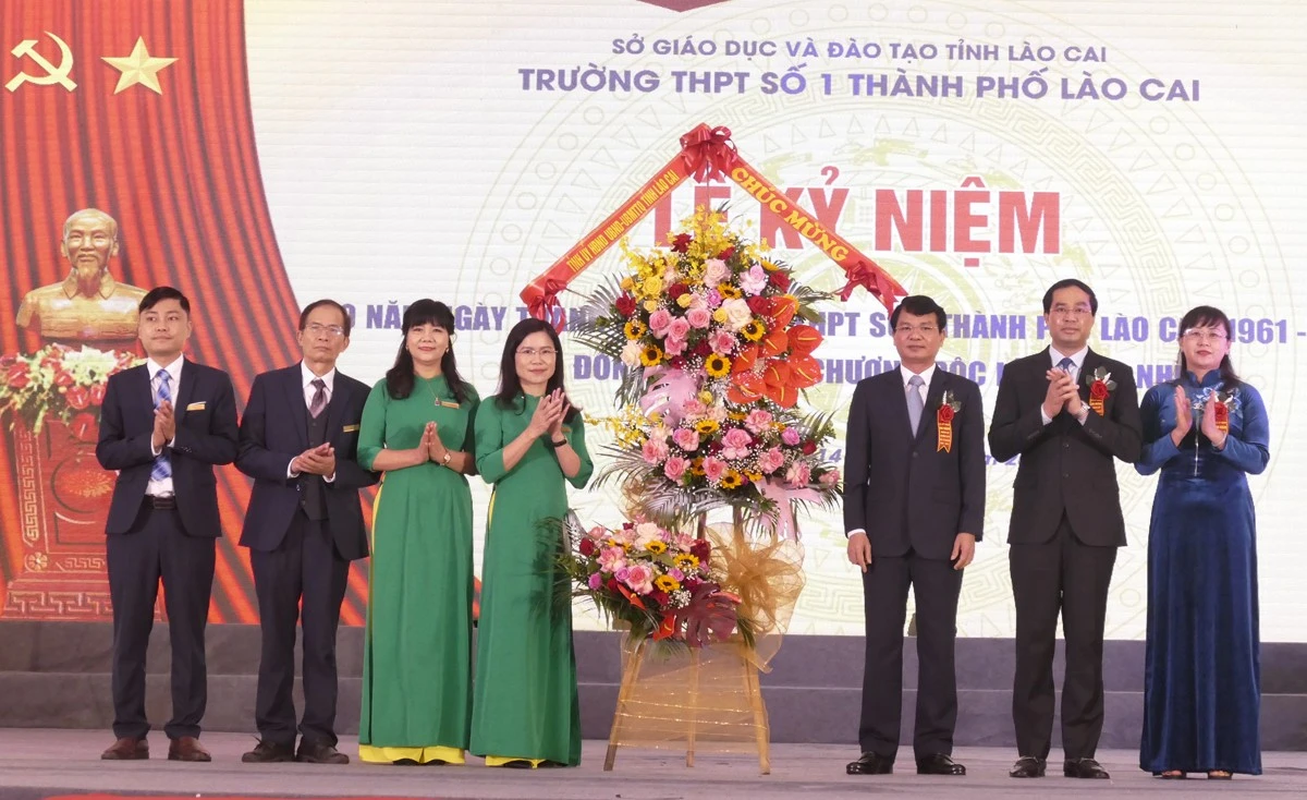 Trường THPT số 1 thành phố Lào Cai kỷ niệm 60 năm thành lập và đón nhận Huân chương Độc lập hạng Nhì ảnh 5 Trường THPT số 1 thành phố Lào Cai kỷ niệm 60 năm thành lập và đón nhận Huân chương Độc lập hạng Nhì ảnh 5