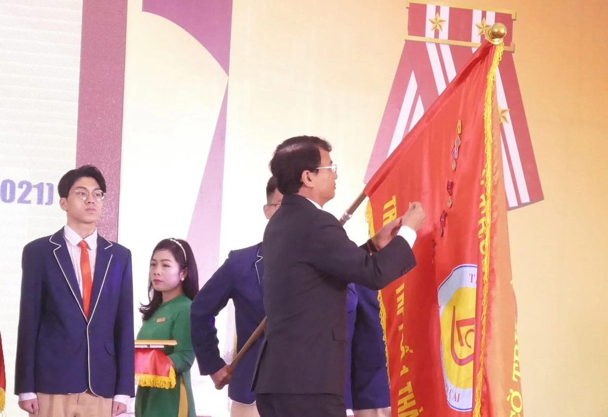 Trường THPT số 1 thành phố Lào Cai kỷ niệm 60 năm thành lập và đón nhận Huân chương Độc lập hạng Nhì ảnh 3 Trường THPT số 1 thành phố Lào Cai kỷ niệm 60 năm thành lập và đón nhận Huân chương Độc lập hạng Nhì ảnh 3