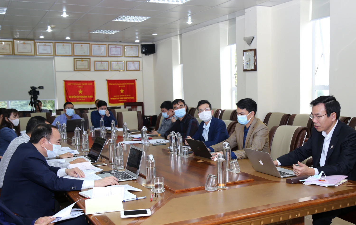 Các thành viên Ban Tổ chức, Ban Giám khảo, Tổ Thư ký cuộc thi “Tìm hiểu Văn kiện Đại hội Đảng trên mạng internet” họp bàn hoàn thiện bộ câu hỏi.