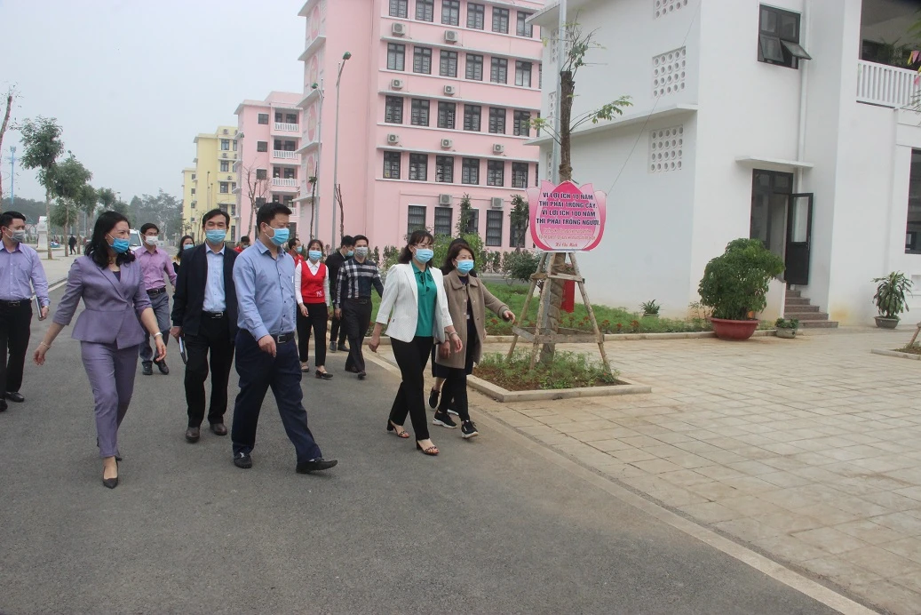 Kiểm tra công tác phòng, chống dịch Covid-19 tại Cụm liên trường phường Kim Tân. Kiểm tra công tác phòng, chống dịch Covid-19 tại các lớp học. Kiểm tra công tác phòng, chống dịch Covid-19 tại Cụm liên trường phường Kim Tân. Kiểm tra công tác phòng, chống dịch Covid-19 tại các lớp học.