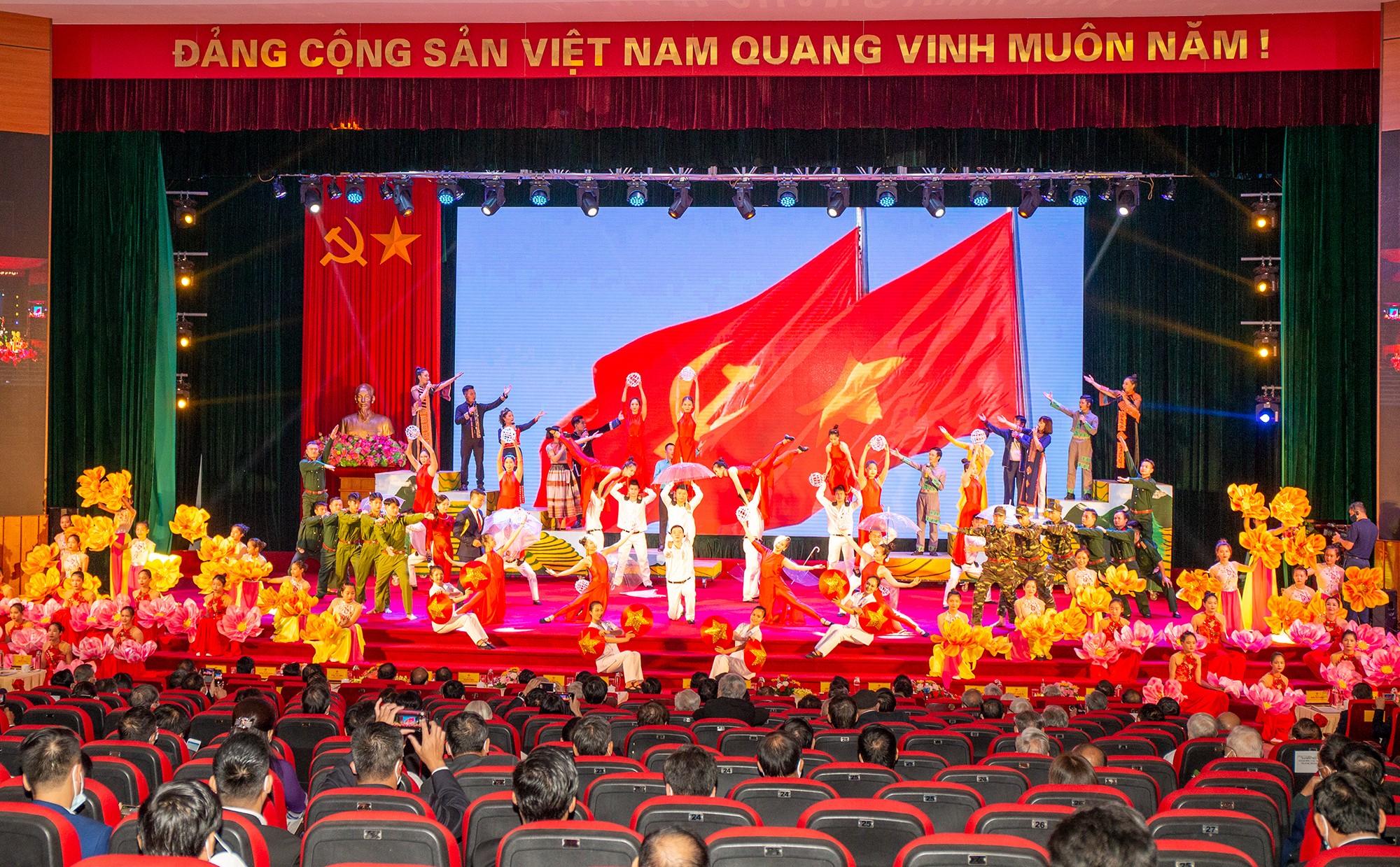 Lào Cai kỷ niệm 30 năm Ngày tái lập tỉnh và đón nhận Huân chương Lao động hạng Nhất ảnh 4 Lào Cai kỷ niệm 30 năm Ngày tái lập tỉnh và đón nhận Huân chương Lao động hạng Nhất ảnh 4