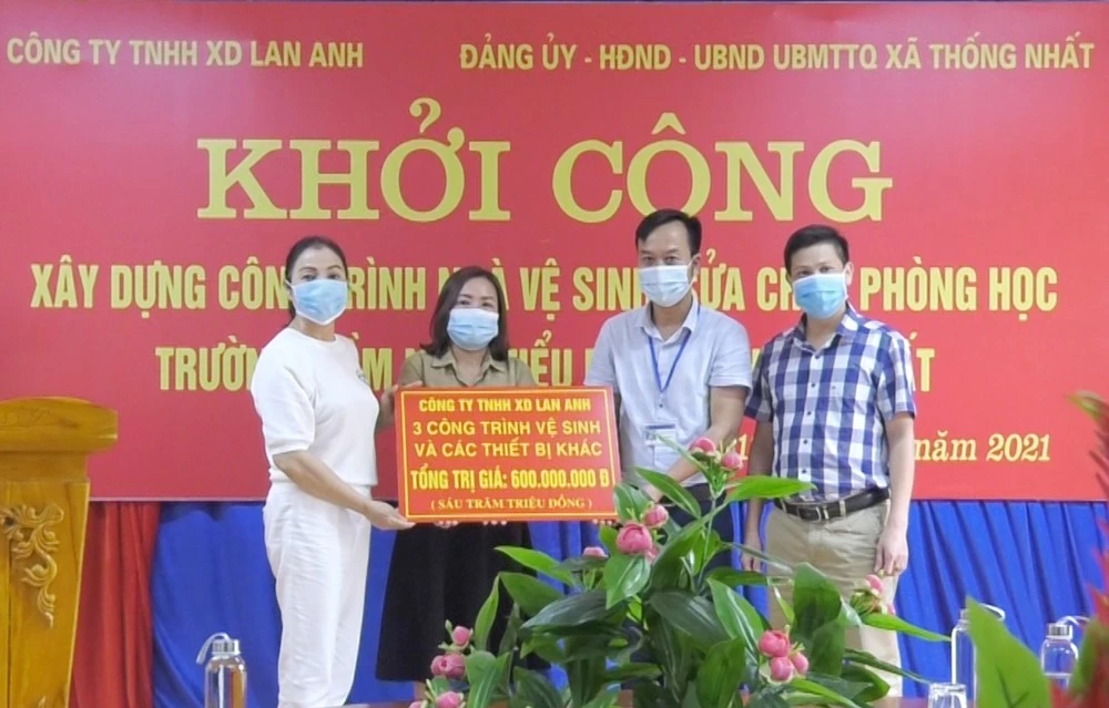 Trao số tiền 600 triệu đồng cho đại diện các nhà trường.