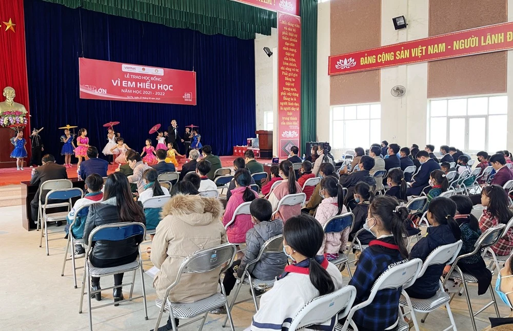 Trao học bổng "Vì em hiếu học" năm thứ 8 ảnh 1