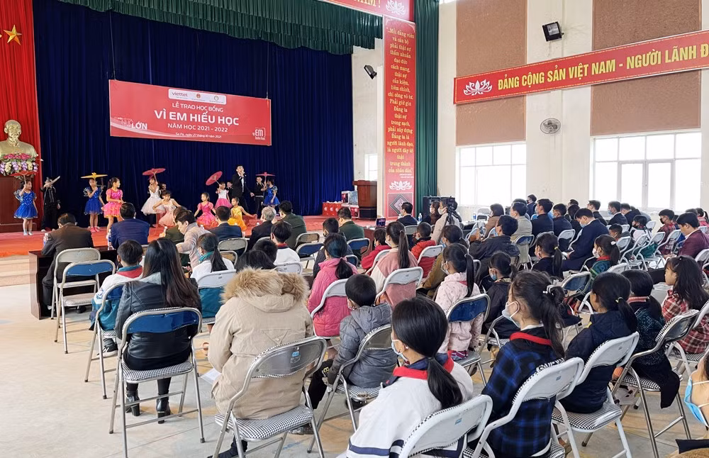 Trao học bổng "Vì em hiếu học" năm thứ 8 ảnh 1 Trao học bổng "Vì em hiếu học" năm thứ 8 ảnh 1