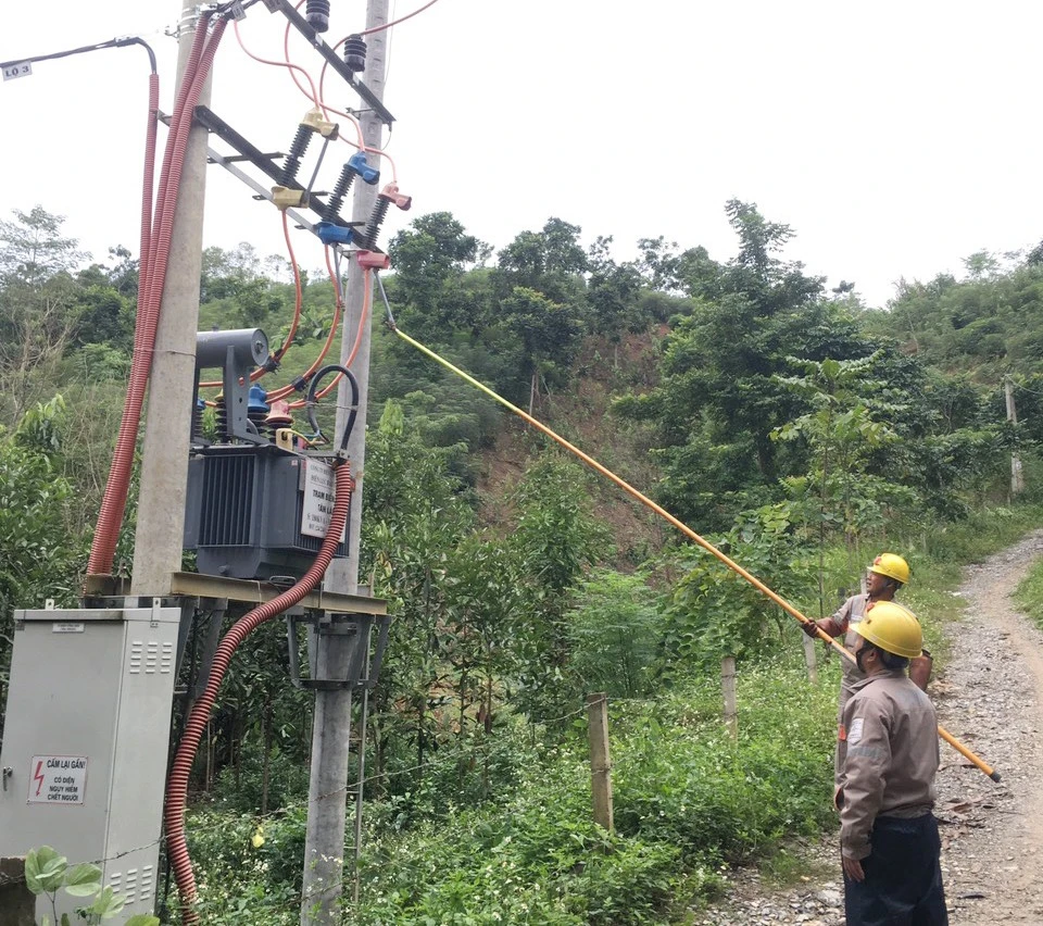 Đóng điện tại trạm biến áp Tân Lập, xã Trì Quang.