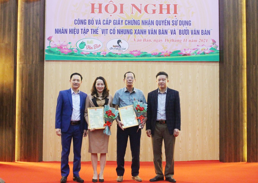 Trao giấy chứng nhận nhãn hiệu tập thể.