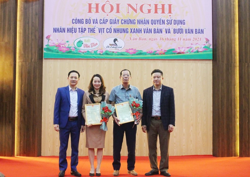 Trao giấy chứng nhận nhãn hiệu tập thể.