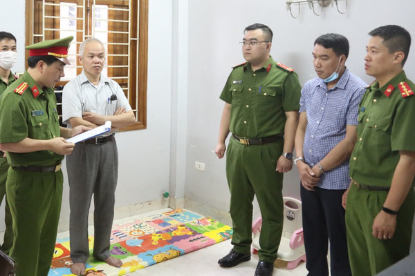 Công an đọc lệnh bắt Hoàng Vũ Quyển.