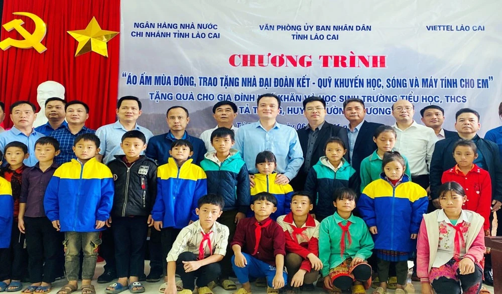 Đoàn công tác tặng quà học sinh có hoàn cảnh khó khăn.