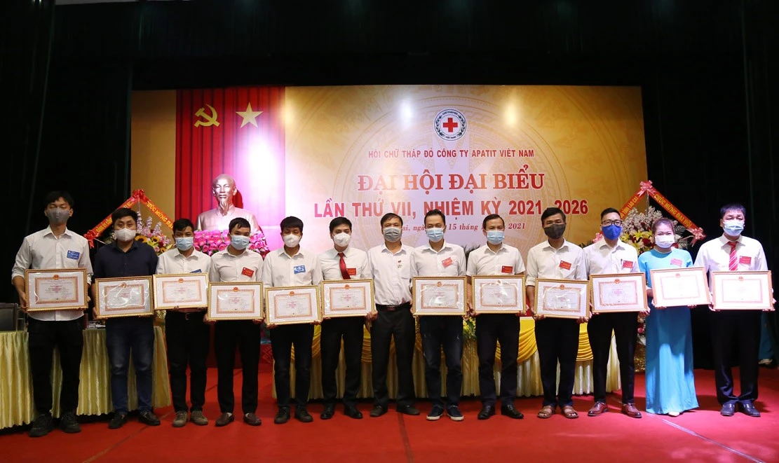 Trao Giấy khen của Hội Chữ thập đỏ Công ty Apatit Việt Nam cho các tập thể, cá nhân.