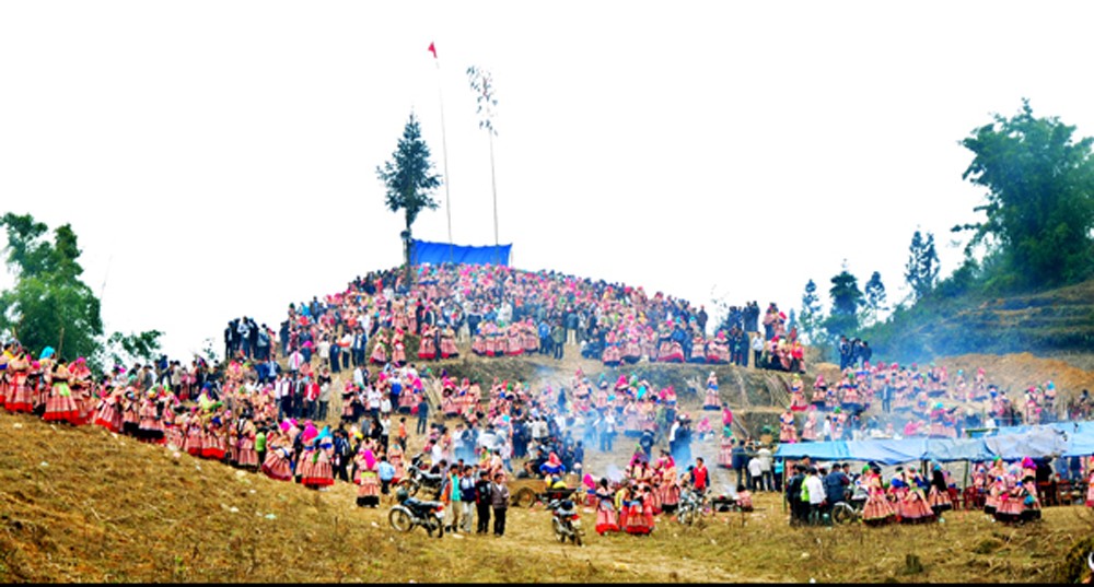 Văn hóa đặc sắc của đồng bào dân tộc thiểu số ở Lào Cai đã tạo ra sức hấp dẫn cho các tuyến du lịch. Văn hóa đặc sắc của đồng bào dân tộc thiểu số ở Lào Cai đã tạo ra sức hấp dẫn cho các tuyến du lịch.