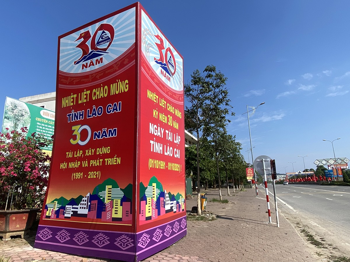 Thành phố Lào Cai rực rỡ cờ hoa, khẩu hiệu chào mừng 30 năm tái lập tỉnh Lào Cai ảnh 3