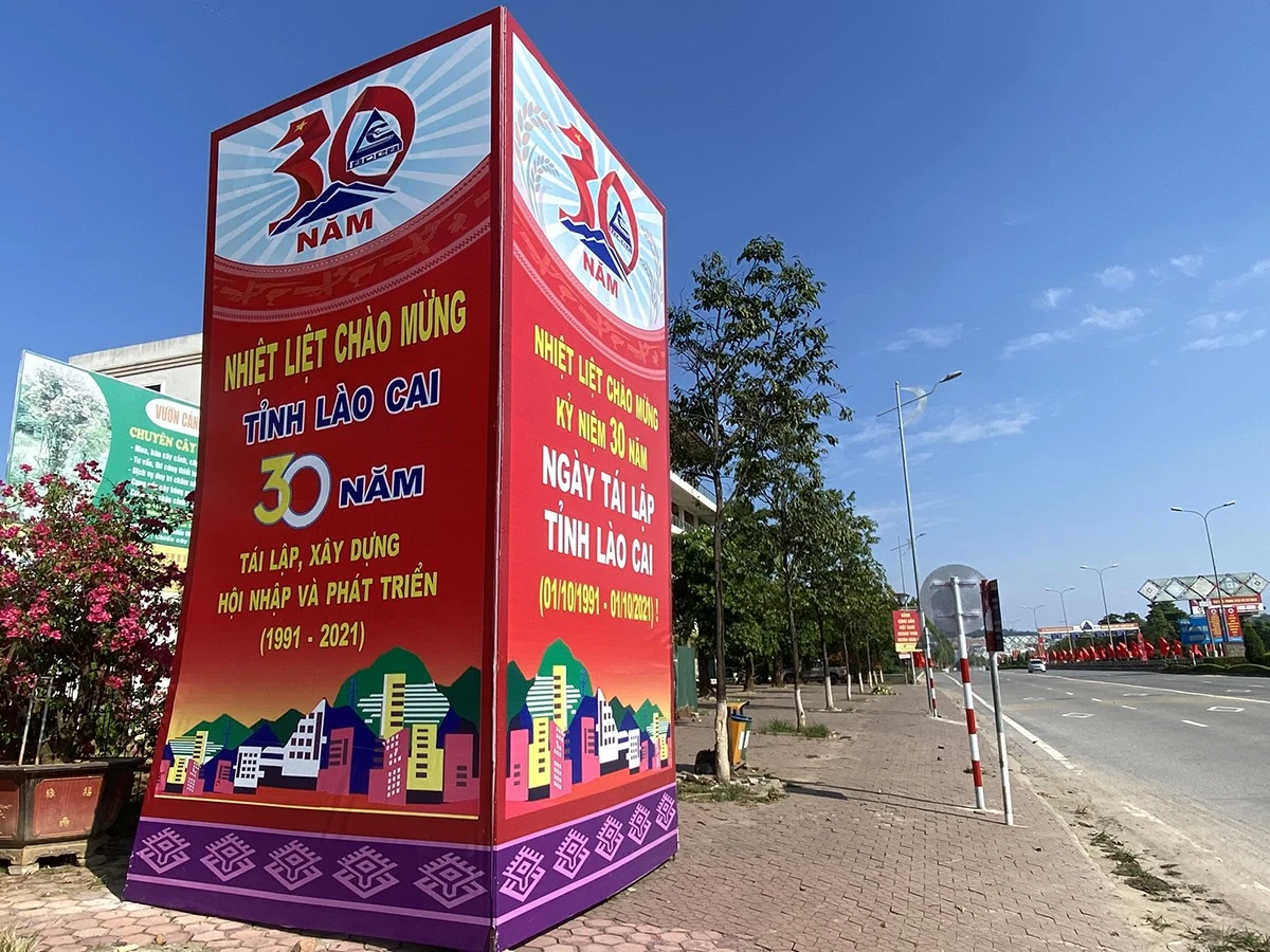Thành phố Lào Cai rực rỡ cờ hoa, khẩu hiệu chào mừng 30 năm tái lập tỉnh Lào Cai ảnh 3