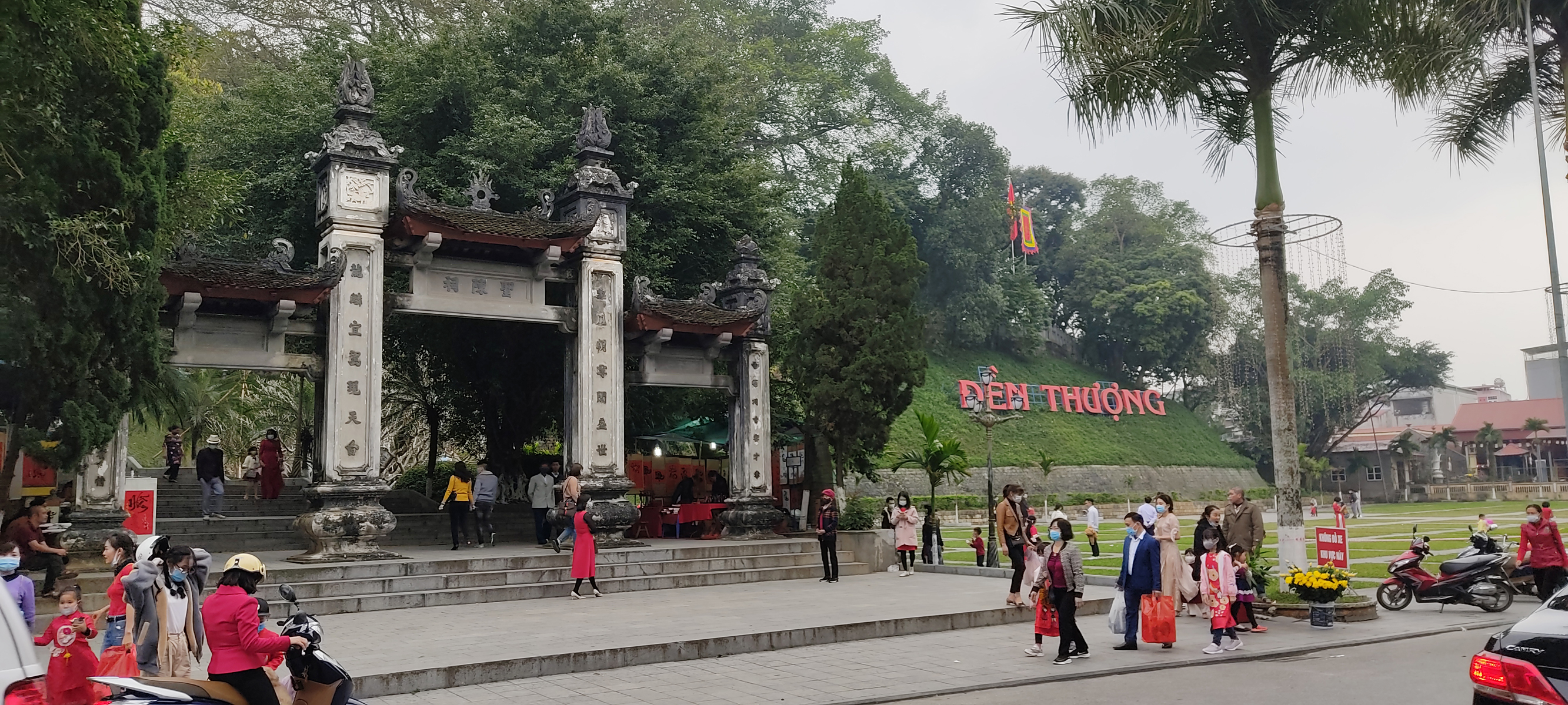 Người dân đến Đền Thượng cầu bình an cho gia đình. Chọn mua lễ vào đền, chùa. Đi hành lễ dịp đầu năm là nét văn hóa truyền thống tốt đẹp của người Việt từ xưa tới nay. Mùng 1 Tết Tân Sửu 2021, các đền, chùa ở thành phố Lào Cai và huyện Bảo Yên có nhiều người dân đổ về hành lễ cầu an. Tại các đền, chùa đều có biển yêu cầu người dân tuân thủ các biện pháp phòng, chống dịch. Việc hành lễ của người dân trong không khí bình yên và tuân thủ các quy định về phòng, chống dịch. Xin chữ đầu năm là nét văn hoá của người Việt Nam.