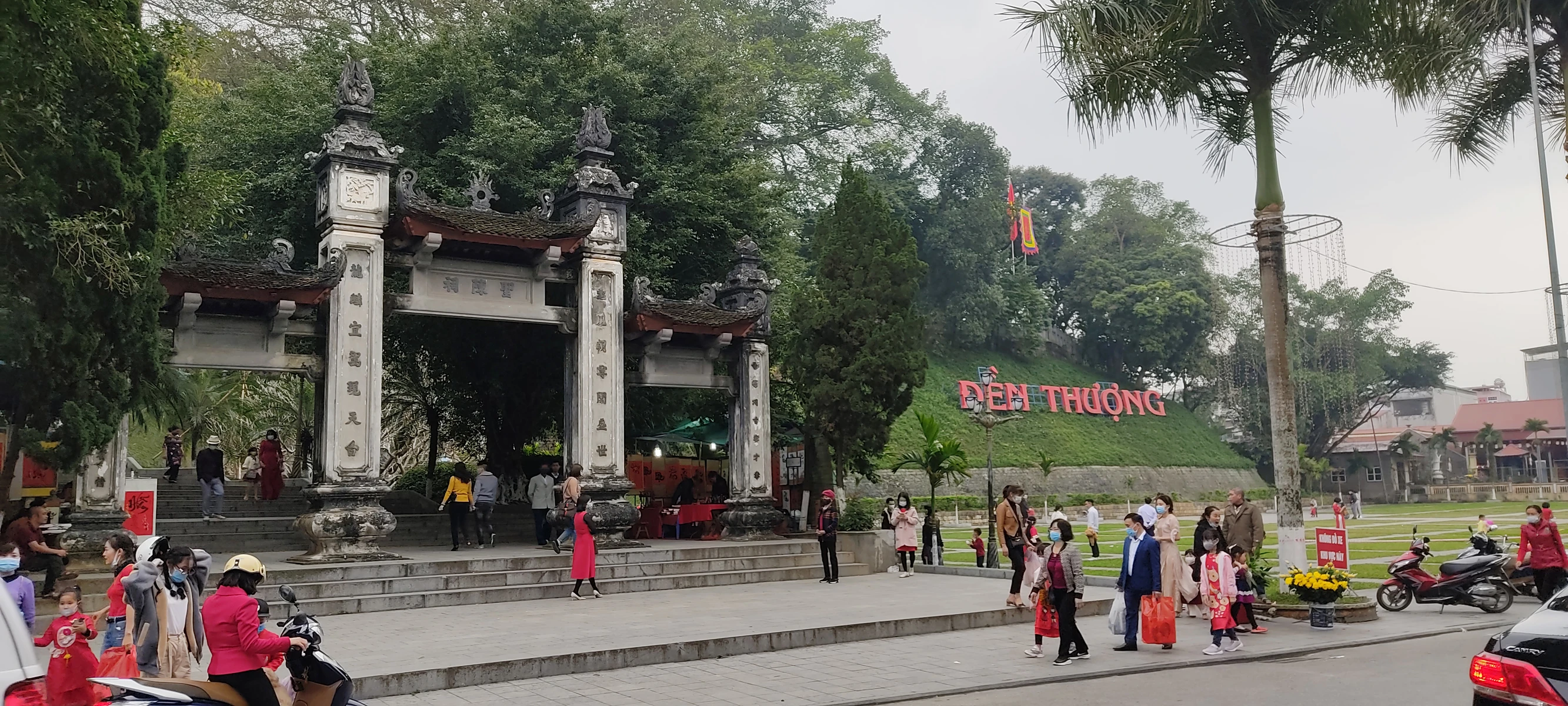 Người dân đến Đền Thượng cầu bình an cho gia đình. Chọn mua lễ vào đền, chùa. Đi hành lễ dịp đầu năm là nét văn hóa truyền thống tốt đẹp của người Việt từ xưa tới nay. Mùng 1 Tết Tân Sửu 2021, các đền, chùa ở thành phố Lào Cai và huyện Bảo Yên có nhiều người dân đổ về hành lễ cầu an. Tại các đền, chùa đều có biển yêu cầu người dân tuân thủ các biện pháp phòng, chống dịch. Việc hành lễ của người dân trong không khí bình yên và tuân thủ các quy định về phòng, chống dịch. Xin chữ đầu năm là nét văn hoá của người Việt Nam. Người dân đến Đền Thượng cầu bình an cho gia đình. Chọn mua lễ vào đền, chùa. Đi hành lễ dịp đầu năm là nét văn hóa truyền thống tốt đẹp của người Việt từ xưa tới nay. Mùng 1 Tết Tân Sửu 2021, các đền, chùa ở thành phố Lào Cai và huyện Bảo Yên có nhiều người dân đổ về hành lễ cầu an. Tại các đền, chùa đều có biển yêu cầu người dân tuân thủ các biện pháp phòng, chống dịch. Việc hành lễ của người dân trong không khí bình yên và tuân thủ các quy định về phòng, chống dịch. Xin chữ đầu năm là nét văn hoá của người Việt Nam.