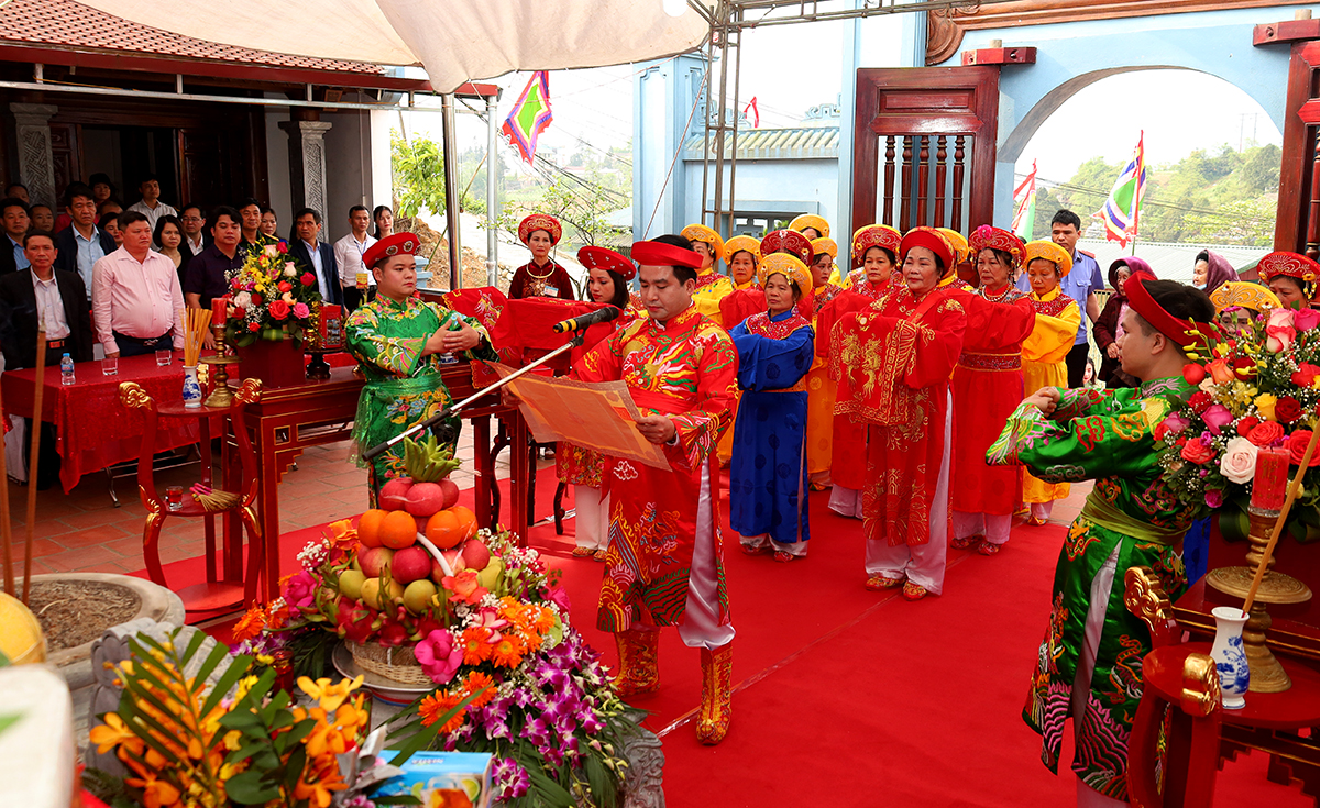 Lãnh đạo UBND thị xã Sa Pa đọc Chúc văn tại Lễ hội đền Mẫu Thượng.