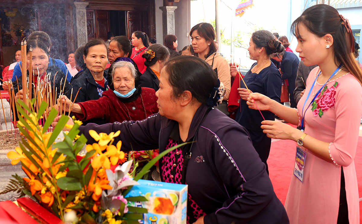 Người dân và du khách dâng hương đền Mẫu Thượng.