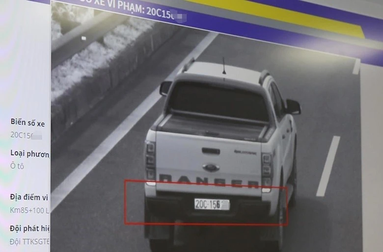 Một chiếc xe bán tải biển Thái Nguyên dùng sơn để sửa một chữ biển số khi lưu thông trên cao tốc Nội Bài - Lào Cai bị lực lượng chức năng phát hiện qua trích xuất camera.