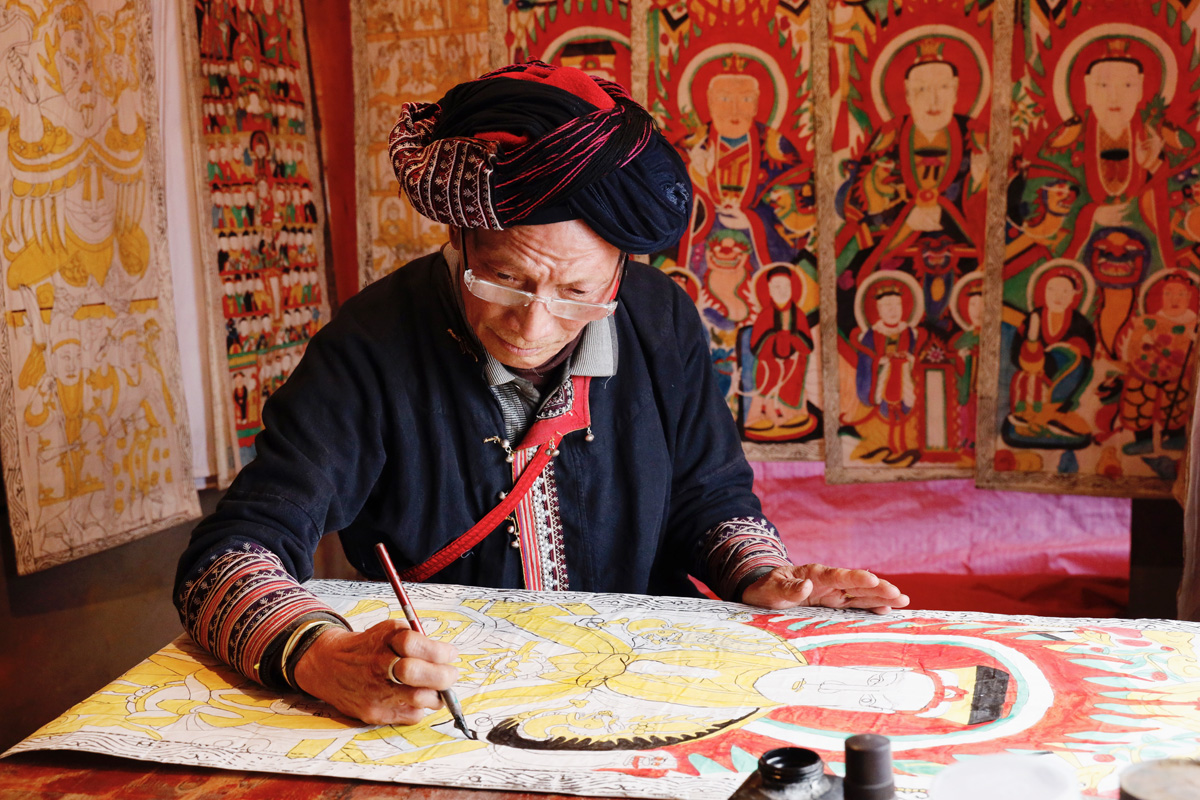 Nghệ nhân vẽ tranh thờ.