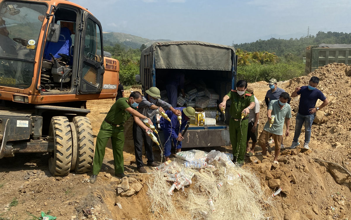 Tiêu hủy hàng hóa không rõ nguồn gốc.
