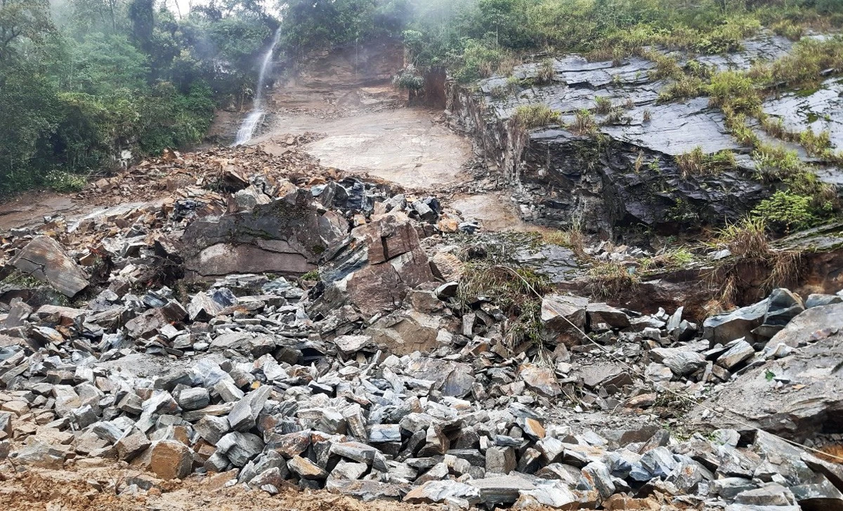 Một khối đá lớn đã được phá dỡ bằng thuốc nổ.