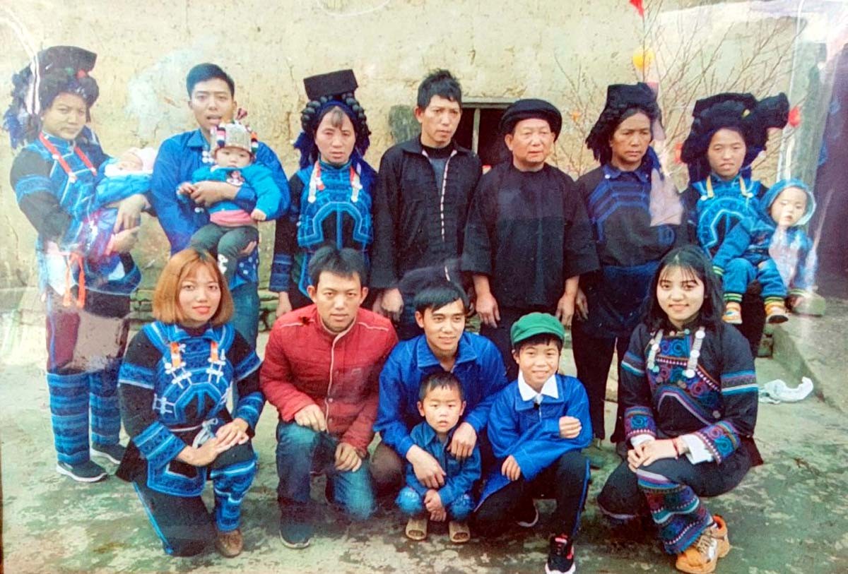 Già làng Lý Giá Xe cùng các con, cháu trong gia đình.