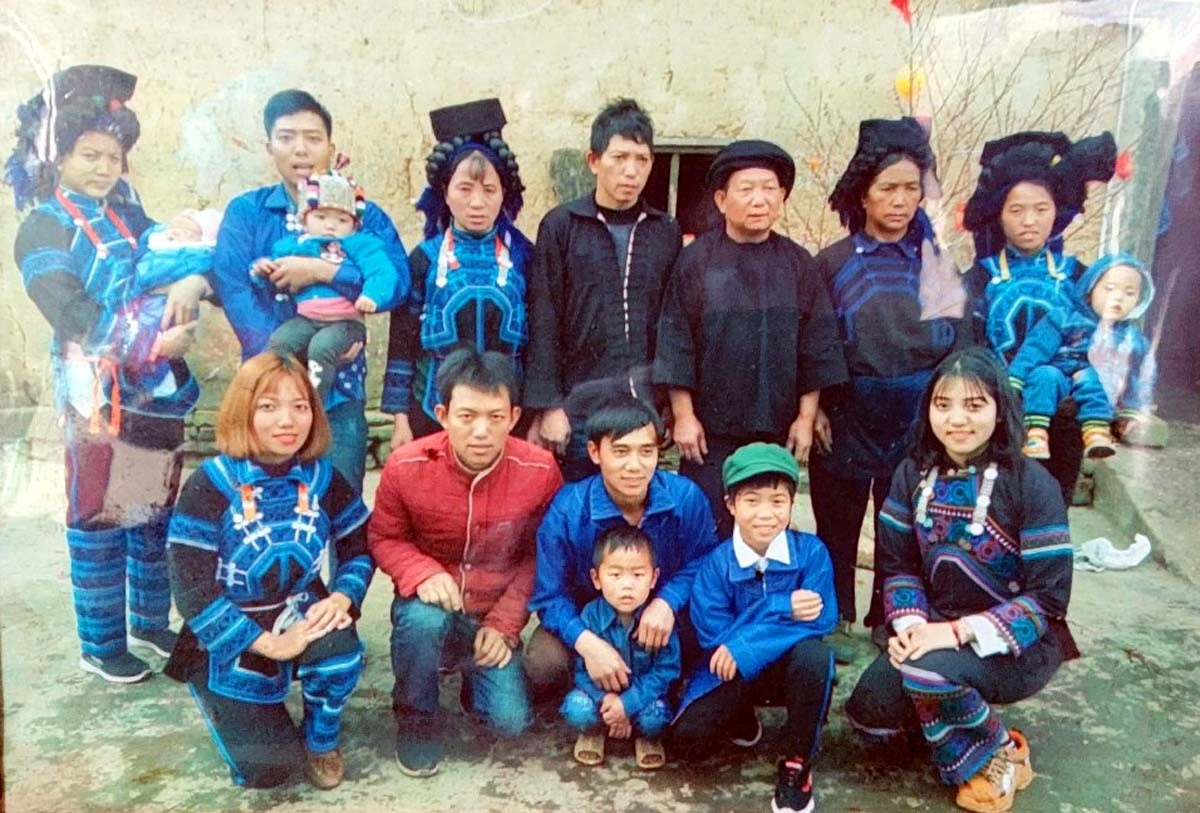 Già làng Lý Giá Xe cùng các con, cháu trong gia đình.