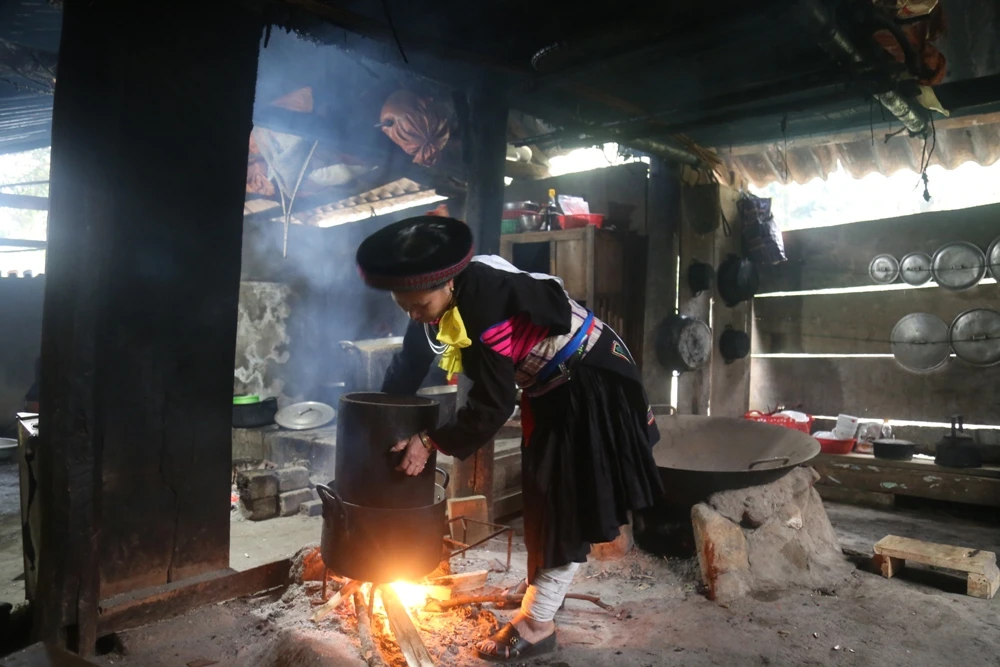 Để chuẩn bị cho nghi lễ gọi hồn về ăn tết, gia chủ cùng con cháu trong gia đình cắt giấy, dán giấy bùa và vẽ trứng để chuẩn bị làm lễ. Người Mông xanh vẽ lên quả trứng làm lễ hình kho thóc, bồ thóc, con trâu, gà, vịt, đồng bạc, cây lanh, hình người để tượng trưng cho hồn lúa, vải chàm, con người, nông sản, tiền, gia súc, gia cầm… Chủ nhà làm lễ khấn gọi hồn về ăn tết với mâm lễ đơn giản gồm rổ gạo nếp, trứng đã vẽ và giấy bùa đặt ở gian chính giữa nhà. Sau khi khấn gọi hồn xong, gia chủ dán giấy bùa lên bàn thờ tổ tiên, cửa chính nhà ở để làm mới ngôi nhà cầu mong năm mới may mắn, thuận lợi. Dán giấy bùa lên nông cụ để “gọi hồn” nông cụ về ăn tết sau một năm gắn bó với con người, để năm mới tiếp tục lên nương, xuống ruộng lao động. Dán giấy bùa lên chuồng gà cầu mong trong năm mới gà đẻ nhiều trứng, không dịch bệnh và chóng lớn. Sau khi làm lễ gọi hồn xong, gạo nếp được đem xôi lên để cả nhà cùng ăn trong đêm ba mươi tết. Trong ngày 30 tết, người Mông xanh còn giã bánh giày để cúng tổ tiên và cùng nhau đón tết đầm ấm, sum vầy. Để chuẩn bị cho nghi lễ gọi hồn về ăn tết, gia chủ cùng con cháu trong gia đình cắt giấy, dán giấy bùa và vẽ trứng để chuẩn bị làm lễ. Người Mông xanh vẽ lên quả trứng làm lễ hình kho thóc, bồ thóc, con trâu, gà, vịt, đồng bạc, cây lanh, hình người để tượng trưng cho hồn lúa, vải chàm, con người, nông sản, tiền, gia súc, gia cầm… Chủ nhà làm lễ khấn gọi hồn về ăn tết với mâm lễ đơn giản gồm rổ gạo nếp, trứng đã vẽ và giấy bùa đặt ở gian chính giữa nhà. Sau khi khấn gọi hồn xong, gia chủ dán giấy bùa lên bàn thờ tổ tiên, cửa chính nhà ở để làm mới ngôi nhà cầu mong năm mới may mắn, thuận lợi. Dán giấy bùa lên nông cụ để “gọi hồn” nông cụ về ăn tết sau một năm gắn bó với con người, để năm mới tiếp tục lên nương, xuống ruộng lao động. Dán giấy bùa lên chuồng gà cầu mong trong năm mới gà đẻ nhiều trứng, không dịch bệnh và chóng lớn. Sau khi làm lễ gọi hồn xong, gạo nếp được đem xôi lên để cả nhà cùng ăn trong đêm ba mươi tết. Trong ngày 30 tết, người Mông xanh còn giã bánh giày để cúng tổ tiên và cùng nhau đón tết đầm ấm, sum vầy.