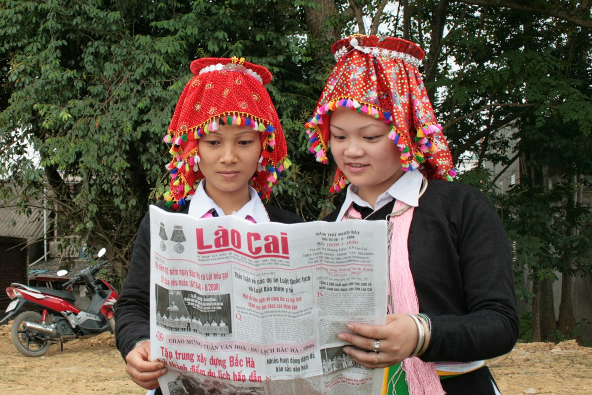 Báo Lào Cai đến với bạn đọc vùng cao, vùng đồng bào dân tộc thiểu số. Báo Lào Cai đến với bạn đọc vùng cao, vùng đồng bào dân tộc thiểu số.