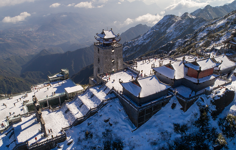 Từ sáng sớm 9/2 đỉnh núi Fansipan đã phủ tuyết trắng tạo lên một khung cảnh vô cùng độc đáo. Tuyết trên đỉnh Fansipan xuất hiện rất dày, có nơi phủ đến 60cm. Cảnh vật huyền ảo. Khung cảnh đẹp như châu Âu khi tuyết phủ. Bình minh trên đỉnh Fansipan trong tuyết phủ. Hoàng hôn trên đỉnh Fansipan vẫn đầy tuyết. Mây trắng và tuyết phủ trên đỉnh Fansipan. Khu du lịch tâm linh của Sun World Fansipan Legend trên đỉnh Fansipan cũng đầy tuyết. Từ sáng sớm 9/2 đỉnh núi Fansipan đã phủ tuyết trắng tạo lên một khung cảnh vô cùng độc đáo. Tuyết trên đỉnh Fansipan xuất hiện rất dày, có nơi phủ đến 60cm. Cảnh vật huyền ảo. Khung cảnh đẹp như châu Âu khi tuyết phủ. Bình minh trên đỉnh Fansipan trong tuyết phủ. Hoàng hôn trên đỉnh Fansipan vẫn đầy tuyết. Mây trắng và tuyết phủ trên đỉnh Fansipan. Khu du lịch tâm linh của Sun World Fansipan Legend trên đỉnh Fansipan cũng đầy tuyết.