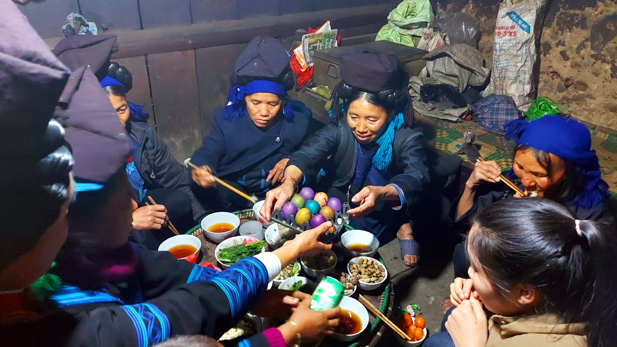 Ngày Tết tháng 2, mỗi gia đình sẽ mang mâm lễ vật kèm hoa tươi đến nhà trưởng bản để chuẩn bị tổ chức lễ cúng. Mỗi mâm lễ gồm có nhiều món ăn do bà con tự sản xuất: Thịt lợn, thịt gà, lạc, bí ngô, khoai sọ, bánh giày nhồi lòng lợn, hoa quả, bánh kẹo… Đặc biệt, có những quả trứng được nhuộm màu xanh, đỏ để làm quà. Tết tháng 2 của thôn Lao Chải, xã Trịnh Tường có hơn 20 hộ tham gia, khi lễ vật đã đầy đủ, hai thầy cúng làm lễ cúng chung. Thầy cúng lấy ở mỗi mâm một chút lễ vật bỏ vào mâm cỗ chung của thôn dâng lên các vị thần linh: Thần rừng, thần thổ địa… Rót rượu dâng thần linh là một nghi thức quan trọng trong lễ cúng Dư Dò Dò. Hai thầy cúng làm lễ trước bàn thờ chung cầu cho dân làng khỏe mạnh, cuộc sống ấm no. Đại diện các gia đình bái lạy thần linh. Mọi người cùng nhau liên hoan, chúc nhau những lời chúc tốt đẹp nhất trong năm mới. Tết Dư Dò Dò là ngày hội vui cũng là một trong số ít nghi lễ mà phụ nữ và trẻ em Hà Nhì được tham gia, liên hoan. Các mâm cơm của phụ nữ được đặt ở trong nhà trưởng bản. Những quả trứng màu được các gia đình tặng nhau, tặng cho trẻ em thể hiện sự quan tâm và tình cảm gắn bó. Phụ nữ Hà Nhì chia bánh kẹo cho các vị khách đến chung vui trong ngày Tết tháng 2.