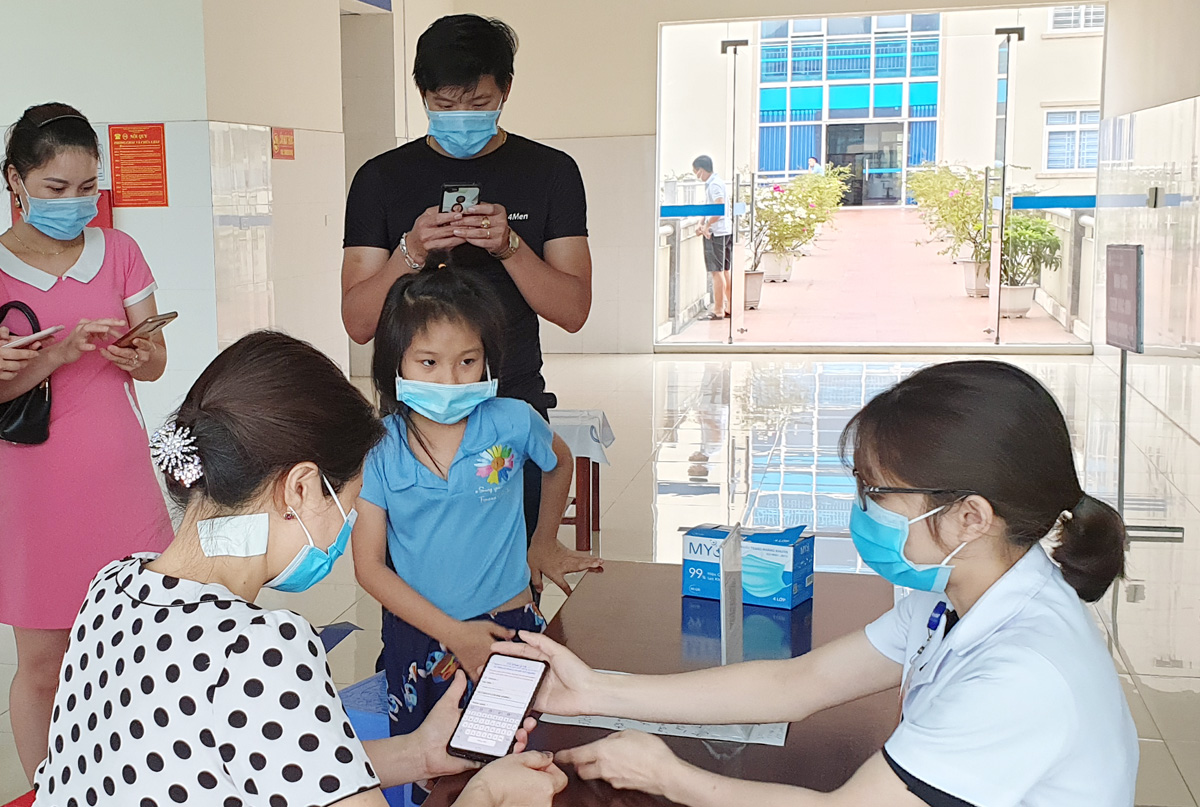 Người dân đến các cơ sở y tế để khám chữa bệnh có sử dụng điện thoại thông minh phải cài đặt, sử dụng quét mã QR Code để khai báo y tế. Người dân đến các cơ sở y tế để khám chữa bệnh có sử dụng điện thoại thông minh phải cài đặt, sử dụng quét mã QR Code để khai báo y tế.