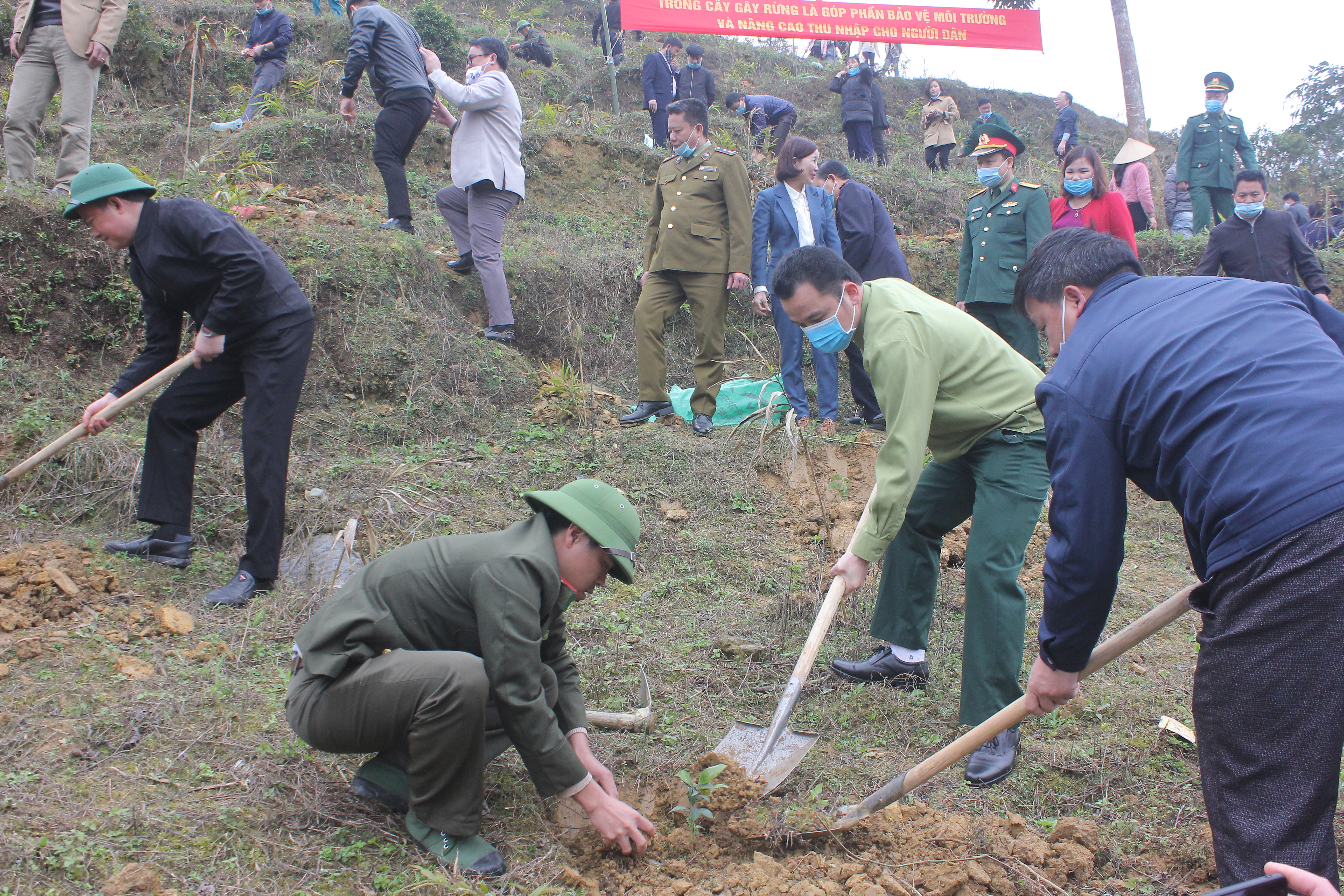 Các đồng chí lãnh đạo huyện, các cơ quan, xã, thị trấn tham gia trồng 1.000 cây hồi trên đất đồi của xã Tả Ngài Chồ 1.