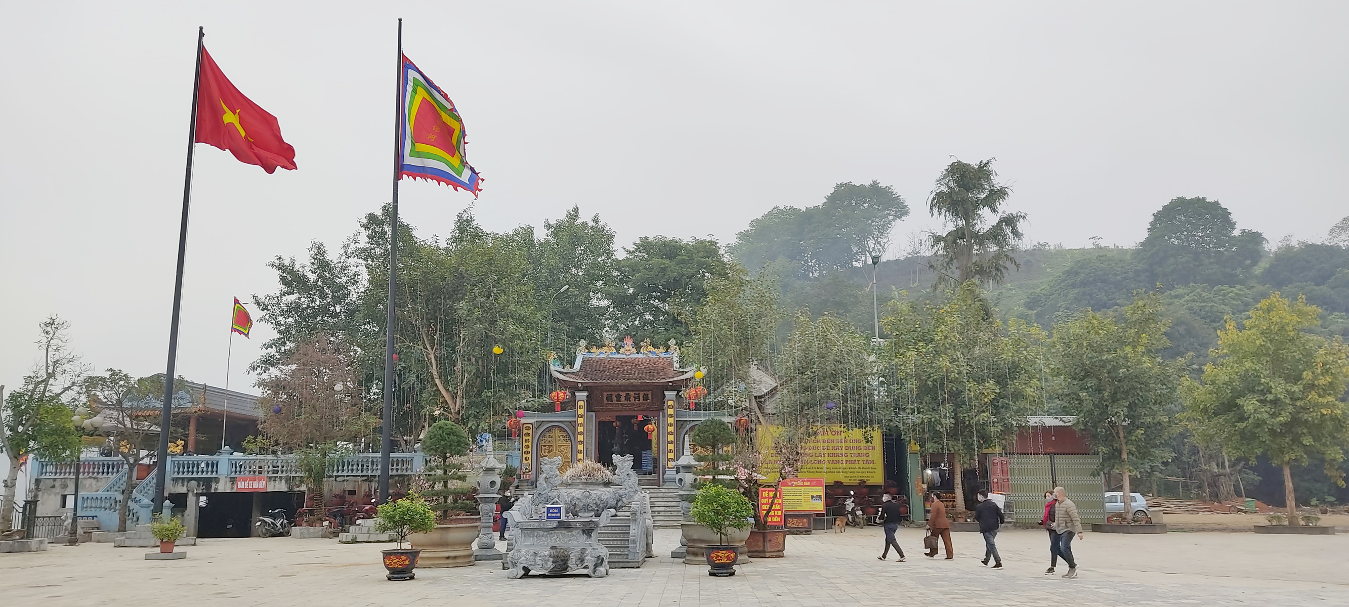 Người dân đến Đền Thượng cầu bình an cho gia đình. Chọn mua lễ vào đền, chùa. Đi hành lễ dịp đầu năm là nét văn hóa truyền thống tốt đẹp của người Việt từ xưa tới nay. Mùng 1 Tết Tân Sửu 2021, các đền, chùa ở thành phố Lào Cai và huyện Bảo Yên có nhiều người dân đổ về hành lễ cầu an. Tại các đền, chùa đều có biển yêu cầu người dân tuân thủ các biện pháp phòng, chống dịch. Việc hành lễ của người dân trong không khí bình yên và tuân thủ các quy định về phòng, chống dịch. Xin chữ đầu năm là nét văn hoá của người Việt Nam.