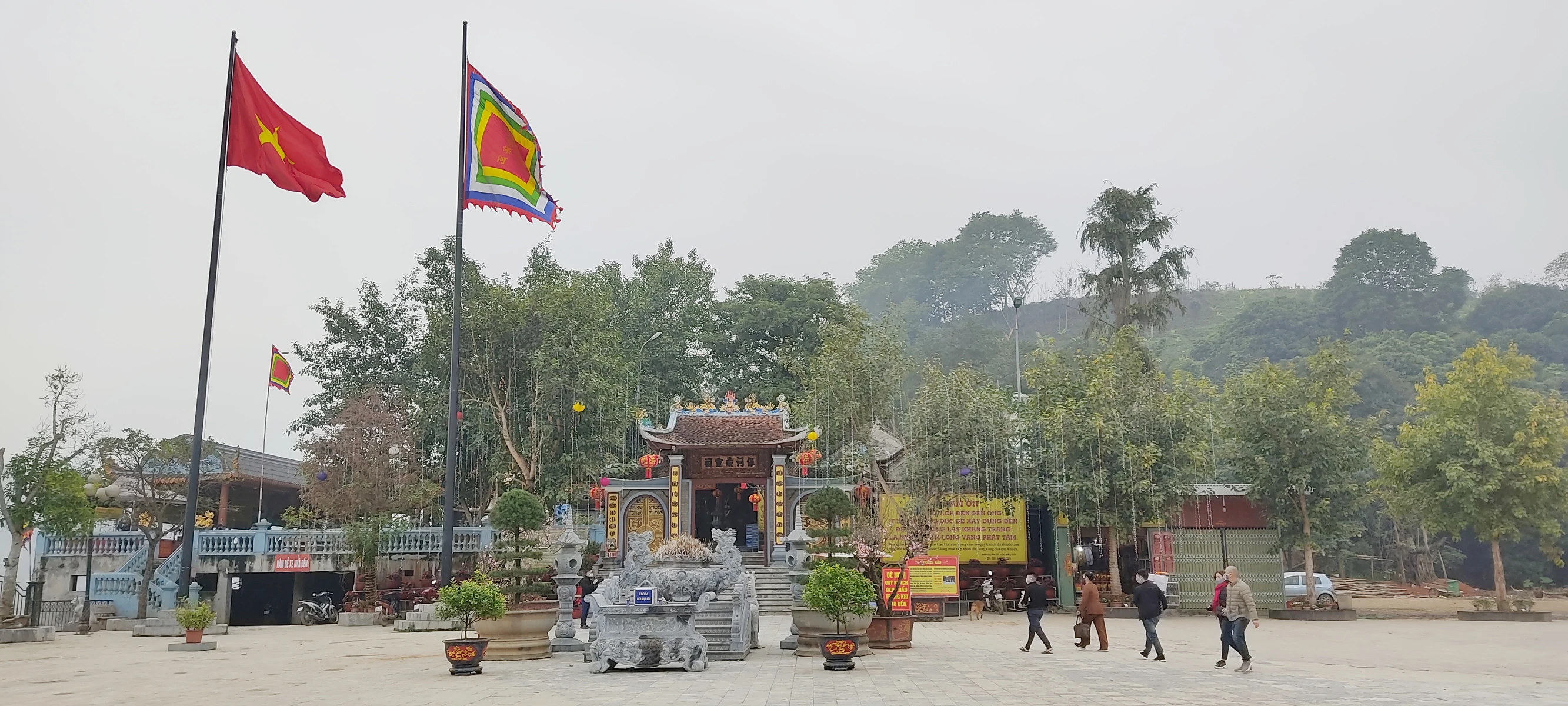 Người dân đến Đền Thượng cầu bình an cho gia đình. Chọn mua lễ vào đền, chùa. Đi hành lễ dịp đầu năm là nét văn hóa truyền thống tốt đẹp của người Việt từ xưa tới nay. Mùng 1 Tết Tân Sửu 2021, các đền, chùa ở thành phố Lào Cai và huyện Bảo Yên có nhiều người dân đổ về hành lễ cầu an. Tại các đền, chùa đều có biển yêu cầu người dân tuân thủ các biện pháp phòng, chống dịch. Việc hành lễ của người dân trong không khí bình yên và tuân thủ các quy định về phòng, chống dịch. Xin chữ đầu năm là nét văn hoá của người Việt Nam. Người dân đến Đền Thượng cầu bình an cho gia đình. Chọn mua lễ vào đền, chùa. Đi hành lễ dịp đầu năm là nét văn hóa truyền thống tốt đẹp của người Việt từ xưa tới nay. Mùng 1 Tết Tân Sửu 2021, các đền, chùa ở thành phố Lào Cai và huyện Bảo Yên có nhiều người dân đổ về hành lễ cầu an. Tại các đền, chùa đều có biển yêu cầu người dân tuân thủ các biện pháp phòng, chống dịch. Việc hành lễ của người dân trong không khí bình yên và tuân thủ các quy định về phòng, chống dịch. Xin chữ đầu năm là nét văn hoá của người Việt Nam.