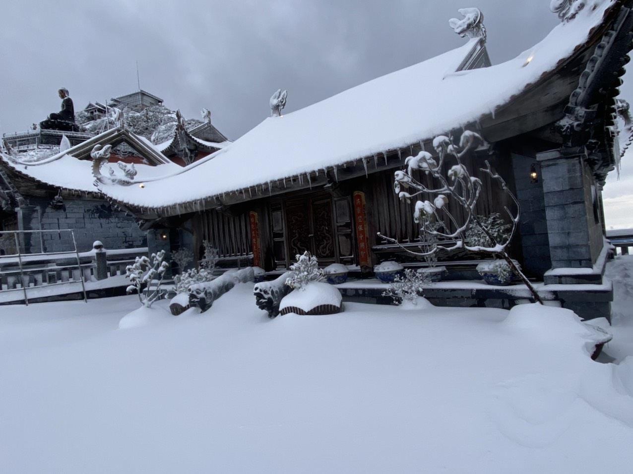 Từ sáng sớm 9/2 đỉnh núi Fansipan đã phủ tuyết trắng tạo lên một khung cảnh vô cùng độc đáo. Tuyết trên đỉnh Fansipan xuất hiện rất dày, có nơi phủ đến 60cm. Cảnh vật huyền ảo. Khung cảnh đẹp như châu Âu khi tuyết phủ. Bình minh trên đỉnh Fansipan trong tuyết phủ. Hoàng hôn trên đỉnh Fansipan vẫn đầy tuyết. Mây trắng và tuyết phủ trên đỉnh Fansipan. Khu du lịch tâm linh của Sun World Fansipan Legend trên đỉnh Fansipan cũng đầy tuyết. Từ sáng sớm 9/2 đỉnh núi Fansipan đã phủ tuyết trắng tạo lên một khung cảnh vô cùng độc đáo. Tuyết trên đỉnh Fansipan xuất hiện rất dày, có nơi phủ đến 60cm. Cảnh vật huyền ảo. Khung cảnh đẹp như châu Âu khi tuyết phủ. Bình minh trên đỉnh Fansipan trong tuyết phủ. Hoàng hôn trên đỉnh Fansipan vẫn đầy tuyết. Mây trắng và tuyết phủ trên đỉnh Fansipan. Khu du lịch tâm linh của Sun World Fansipan Legend trên đỉnh Fansipan cũng đầy tuyết.