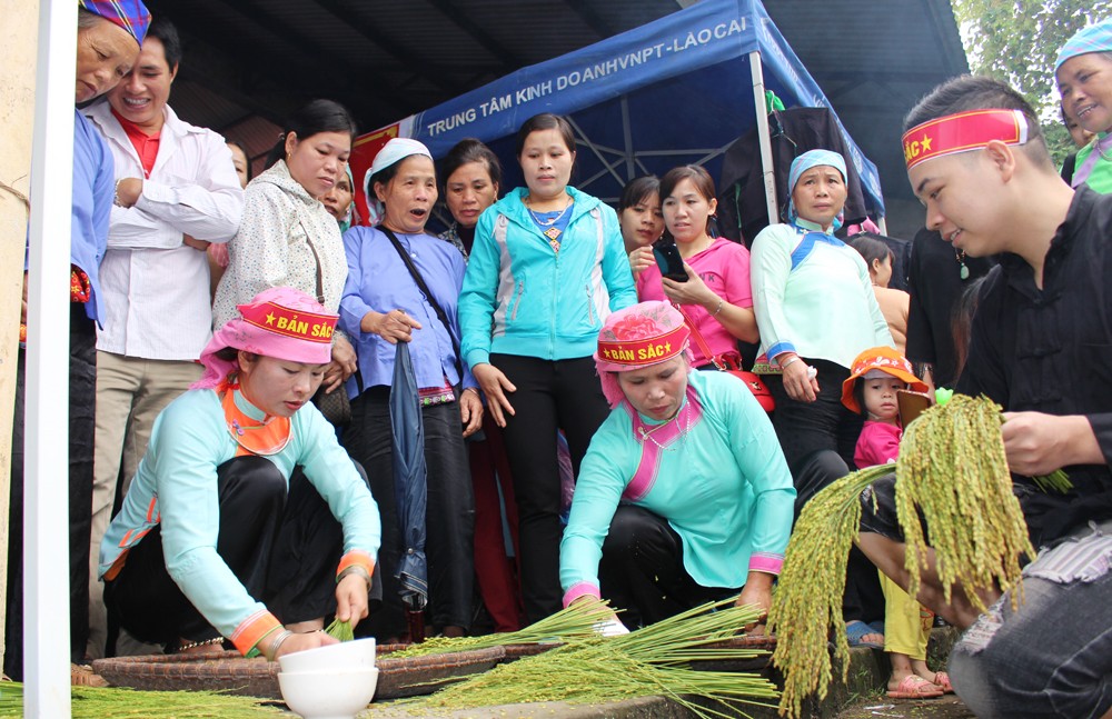 Cùng người dân Hợp Thành làm cốm từ lúa mới. Ảnh: Tư liệu Cùng người dân Hợp Thành làm cốm từ lúa mới. Ảnh: Tư liệu