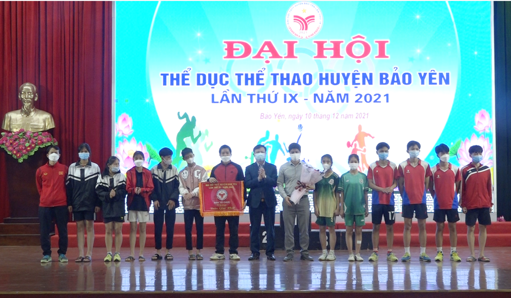 Trao giải Nhất toàn đoàn cho đoàn Trường THPT số 2 Bảo Yên.