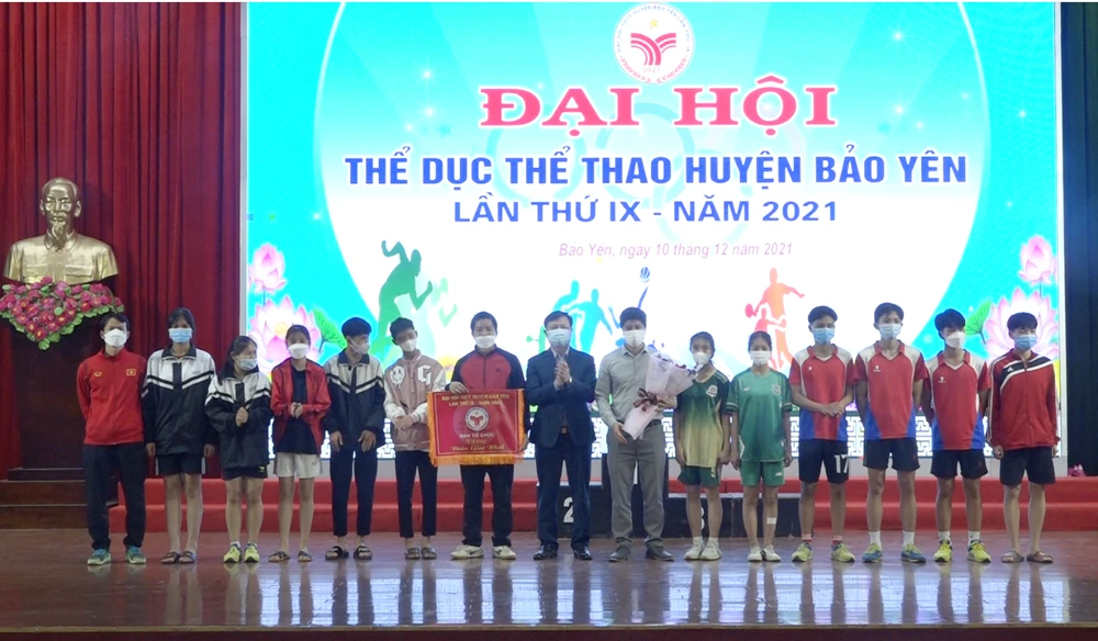 Trao giải Nhất toàn đoàn cho đoàn Trường THPT số 2 Bảo Yên.