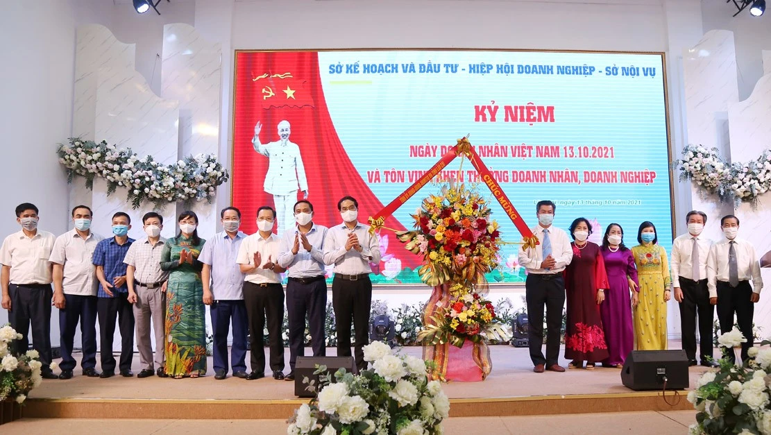 Lãnh đạo tỉnh tặng hoa chúc mừng Hiệp hội Doanh nghiệp Lào Cai.