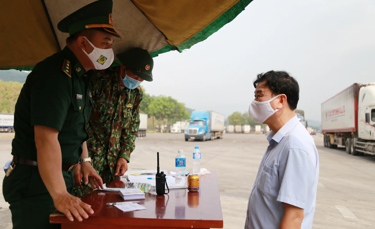Đồng chí Vũ Văn Cài lưu ý các lực lượng tại Cửa khẩu quốc tế Kim Thành tạo điều kiện cho cử tri vãng lai bỏ phiếu.
