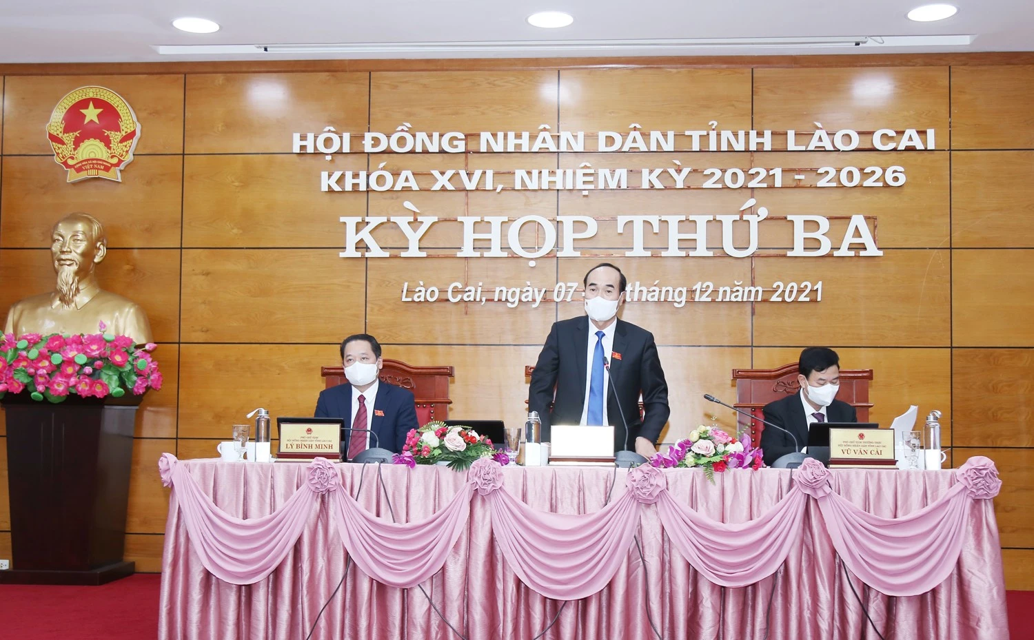 Các đồng chí Thường trực HĐND tỉnh chủ trì phiên thảo luận.