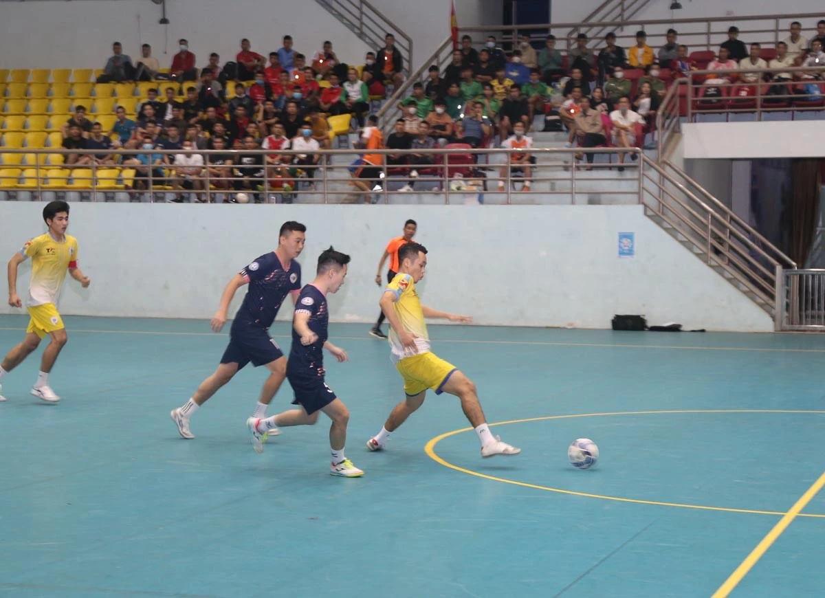 FC Phố Bản (vàng) và FC Men thi đấu.